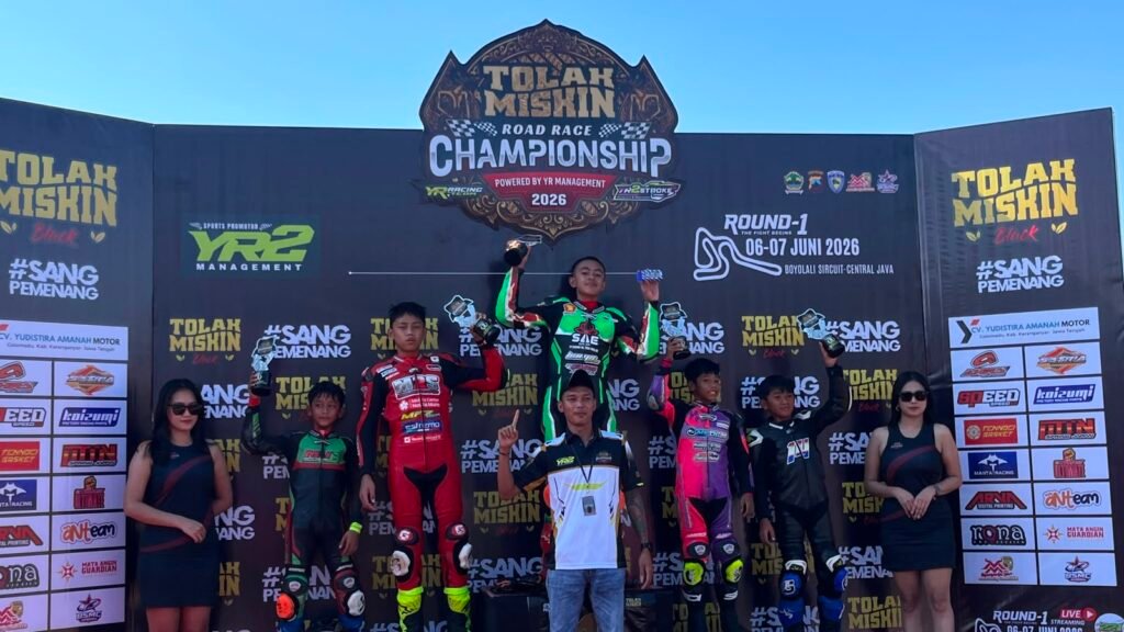 Omar Bule sukses mencatatkan debut manis bersama SAE Racing Team dengan meraih kemenangan di kelas Bebek 4T 150 Beginner pada Tolak Miskin Championship Boyolali. Pembalap asal Semarang itu tampil impresif usai memenangkan duel sengit melawan Hekaska.