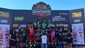 Omar Bule sukses mencatatkan debut manis bersama SAE Racing Team dengan meraih kemenangan di kelas Bebek 4T 150 Beginner pada Tolak Miskin Championship Boyolali. Pembalap asal Semarang itu tampil impresif usai memenangkan duel sengit melawan Hekaska.