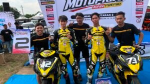 Akbar Abud tampil luar biasa pada Race 1 MP1 Pertamax Turbo Motoprix 2026 Seri 2 Boyolali. Meski terkena penalti jump start 10 detik, pembalap Aben Racing itu tetap berhasil meraih kemenangan dan membawa timnya mendominasi balapan.