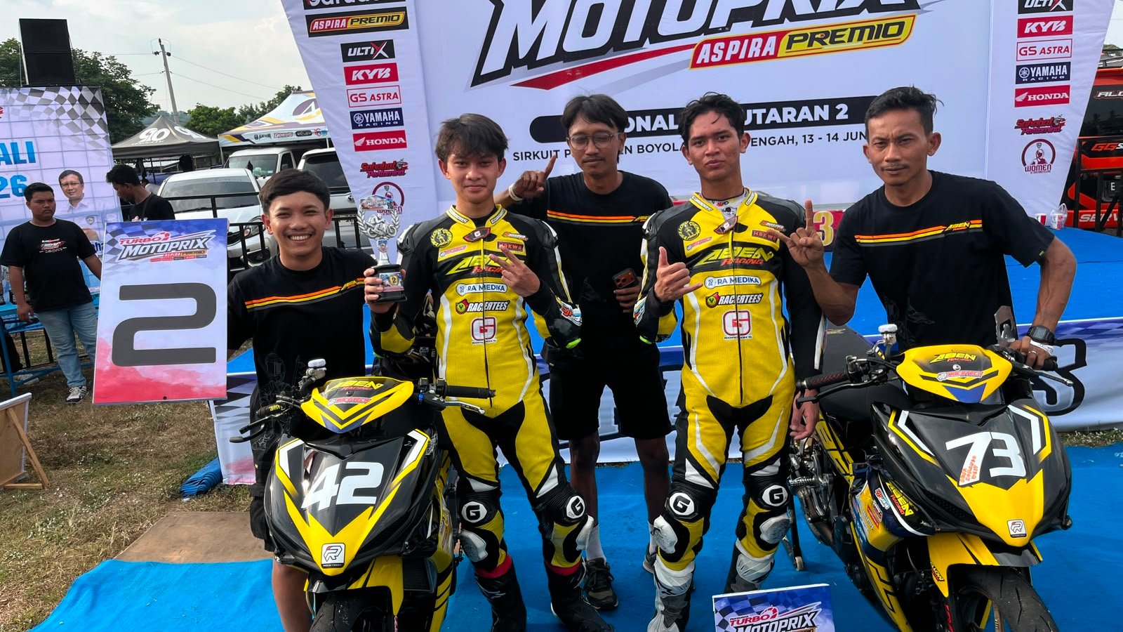 Akbar Abud tampil luar biasa pada Race 1 MP1 Pertamax Turbo Motoprix 2026 Seri 2 Boyolali. Meski terkena penalti jump start 10 detik, pembalap Aben Racing itu tetap berhasil meraih kemenangan dan membawa timnya mendominasi balapan.