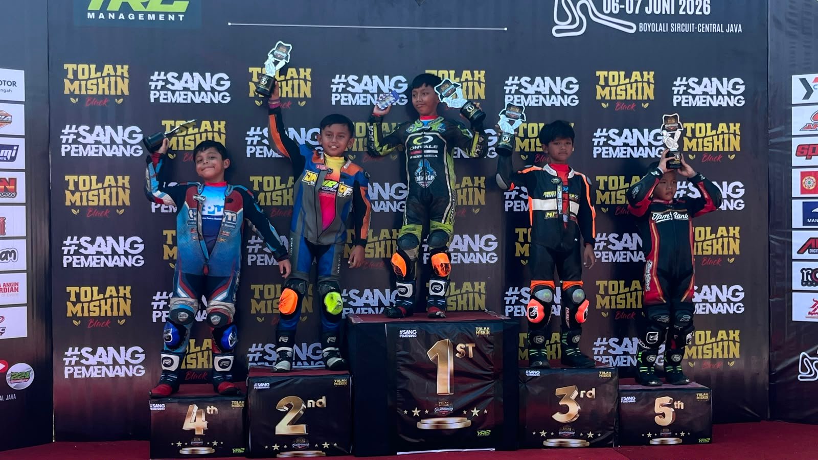 Duet pembalap muda Tim TPM kembali mencuri perhatian di Tolak Miskin Championship Boyolali. Fabrizio Cetta sukses meraih juara di kelas Pocket Bike 8-11 Tahun, sementara Azril finis di posisi keempat dan melanjutkan tren prestasi tim.