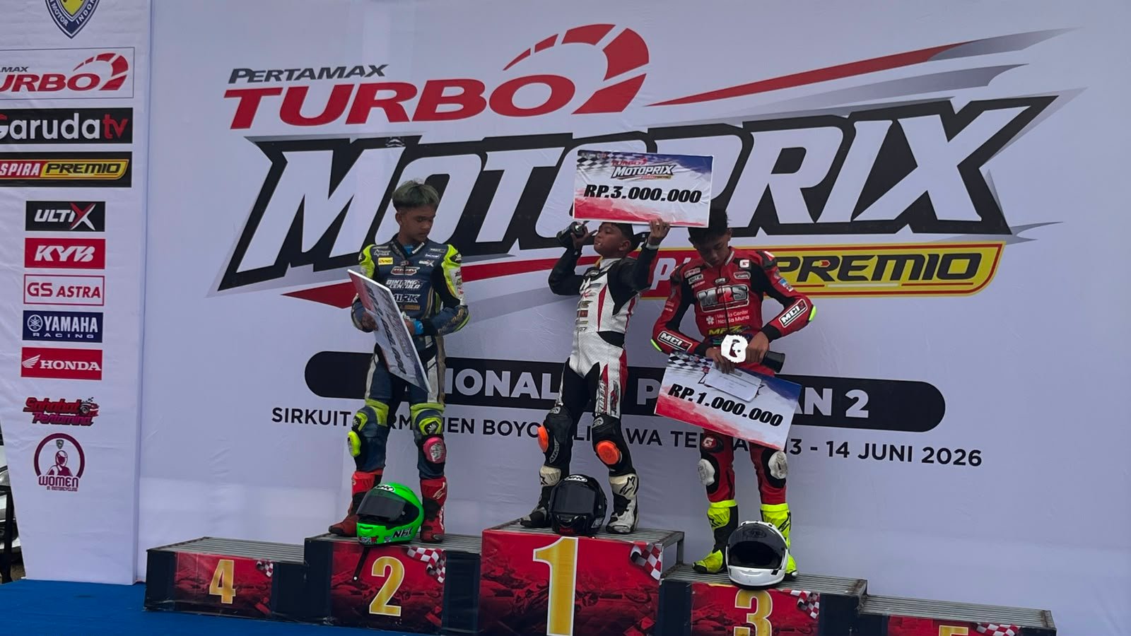 Gandewo Abimanyu tampil impresif dan berhasil meraih kemenangan pada Race 1 kelas Beginner Pertamax Turbo MotoPrix 2026 Seri 2 Boyolali. Simak jalannya balapan dan peluangnya di race berikutnya.