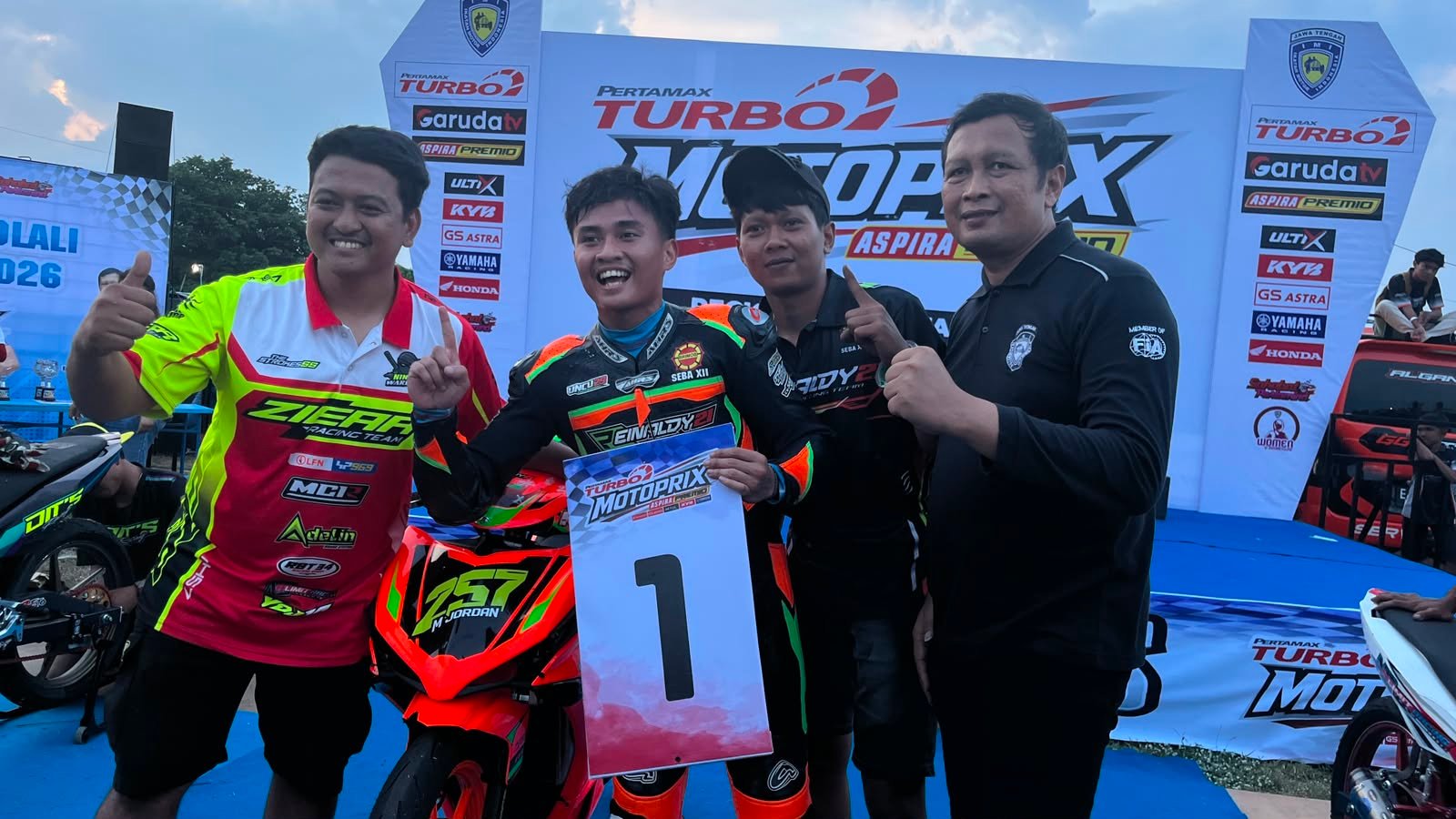 Jordan Badaru sukses meraih kemenangan pada Race 1 kelas MP2 Novice Pertamax Turbo MotoPrix 2026 Seri Boyolali. Pembalap asal Solo itu menunjukkan performa impresif dengan mengalahkan puluhan rival di lintasan.