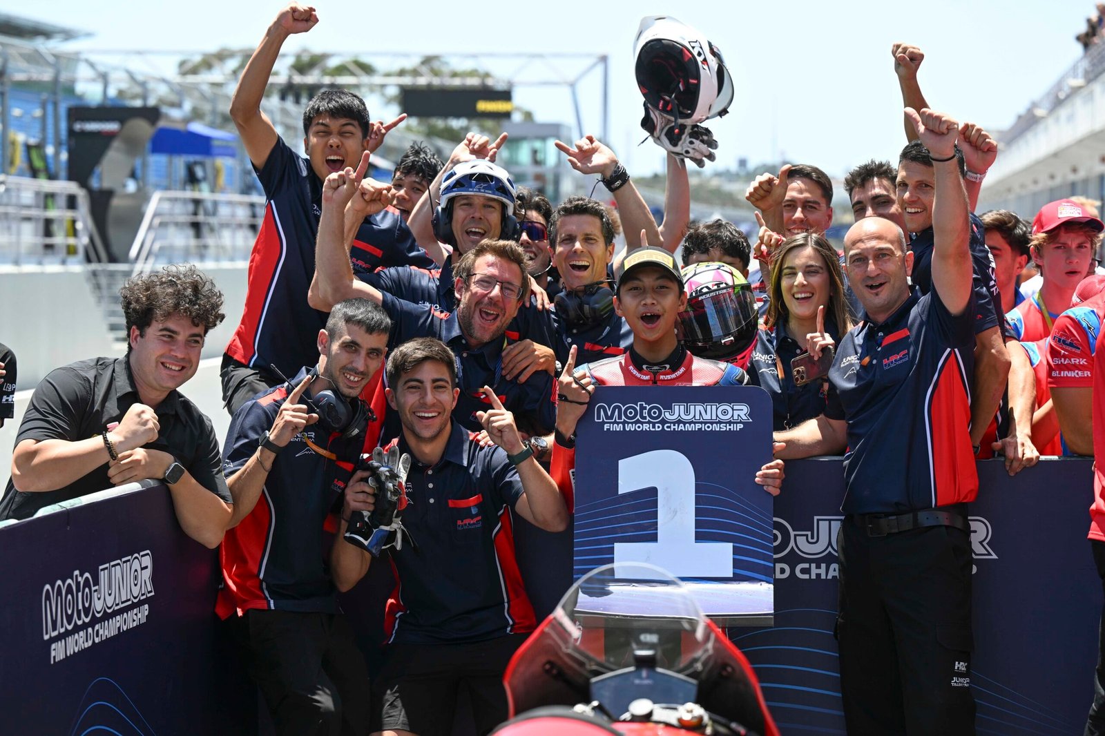 Ramadhipa dari Astra Honda meraih kemenangan dramatis di Moto3 Junior World Championship 2026 Estoril lewat comeback dari posisi ketujuh, menunjukkan mental juara di level internasional.