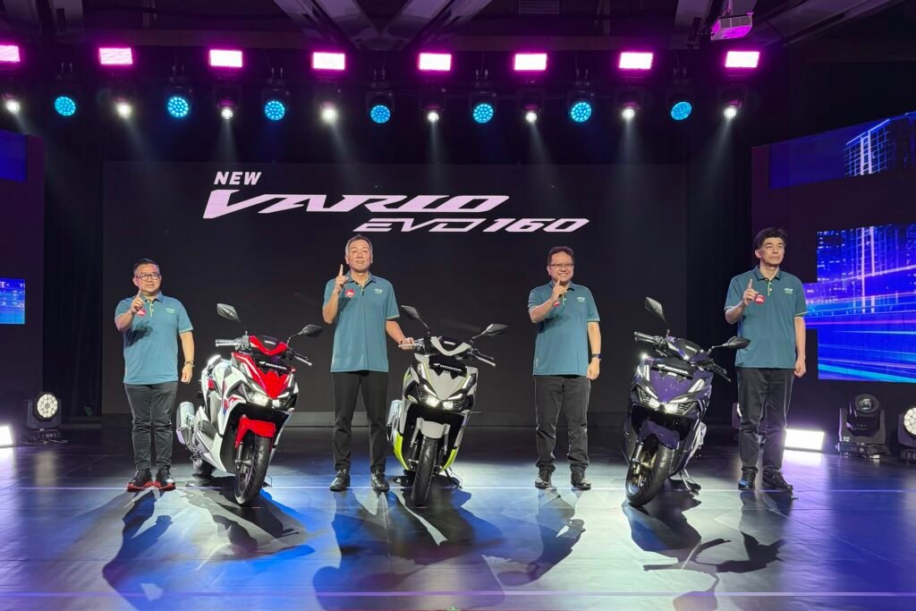 New Honda Vario Evo 160 hadir dengan evolusi desain, mesin 160cc eSP+ yang lebih responsif, serta fitur baru seperti USB Type-C Charger dan Pop Up Center Hook untuk menunjang mobilitas harian.