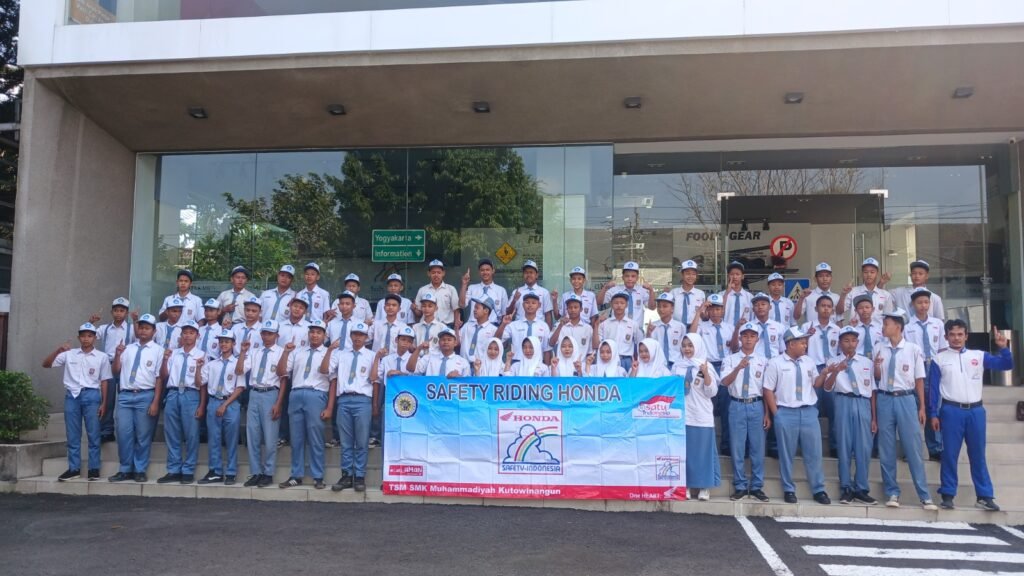 Dari Sekadar Bisa Naik Motor Jadi Paham Risiko, 107 Siswa SMK Kutowinangun Ditempa Safety Riding