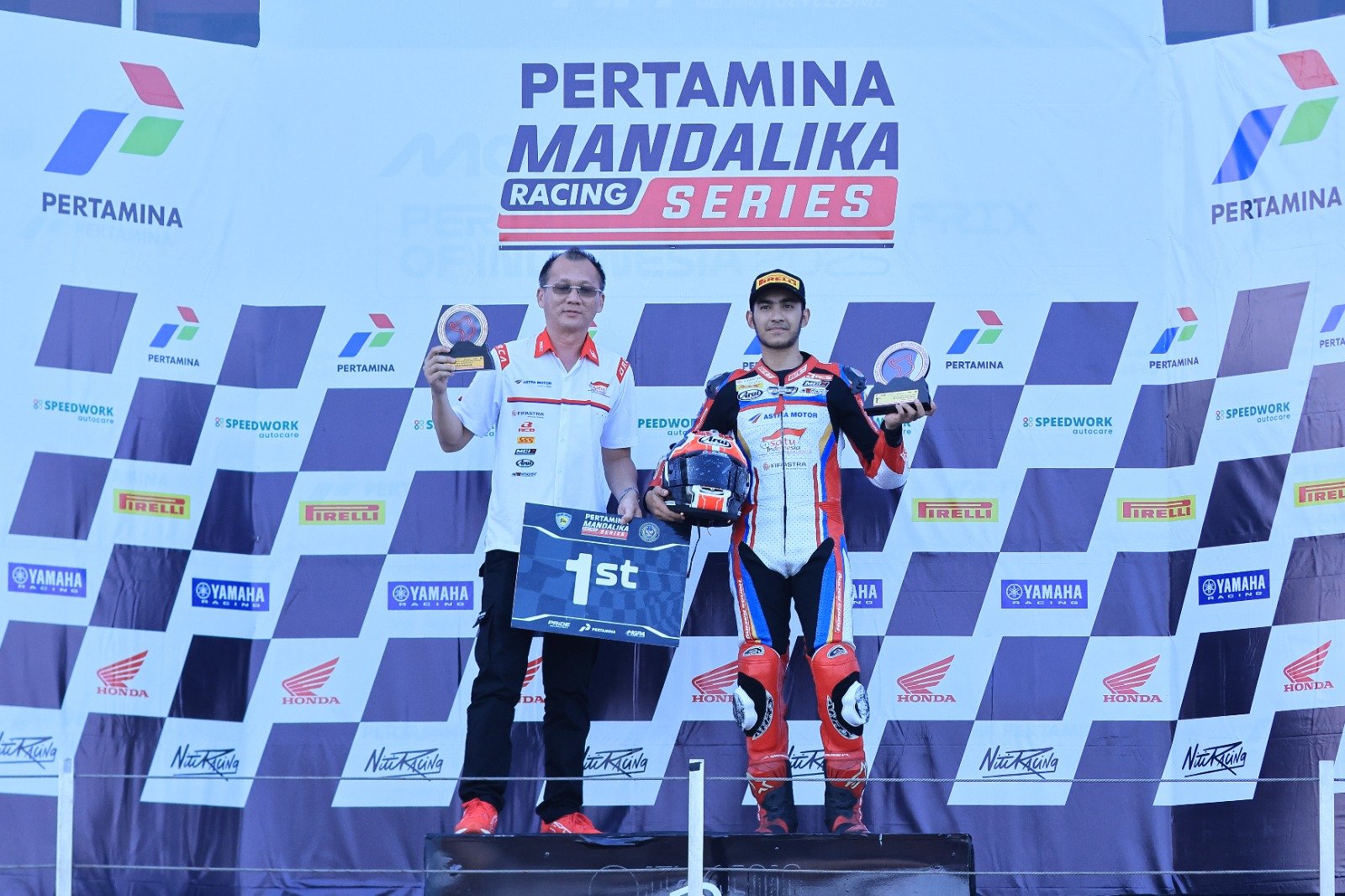 Pembalap Astra Motor Racing Team, Andi Gilang (kanan) berhasil sumbang 4 podium di Mandalika Racing Series Ronda 2 diantaranya double winner pada kelas Kejurnas Sport 250cc baik di race 1 maupun di race 2 dan podium ke tiga dari kelas Kejurnas Sport 150cc pada race 1 dan race 2 (21/06/2026).