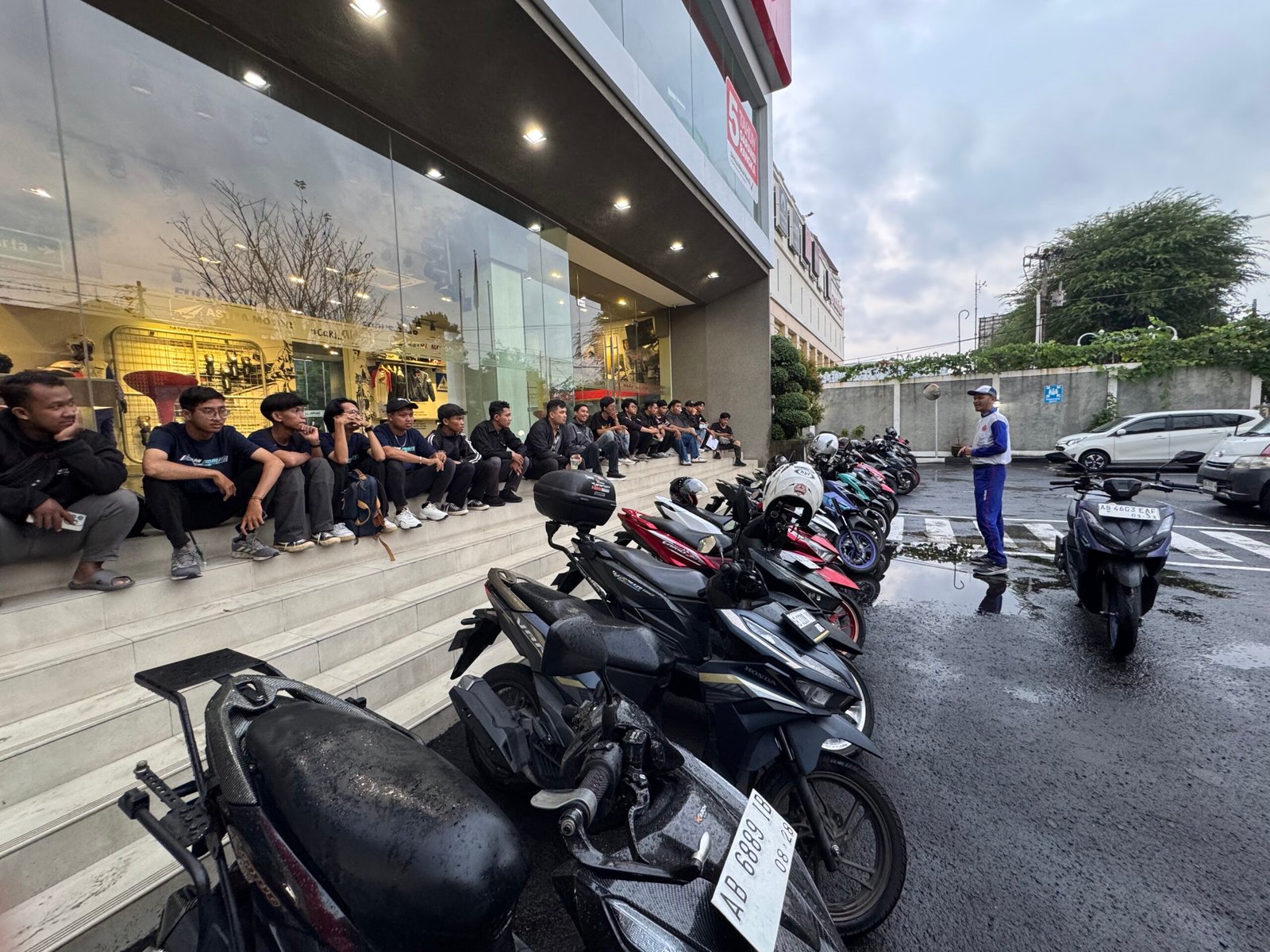 Vario Street Nation dari Astra Motor Yogyakarta menghadirkan konsep riding malam yang tertib, edukatif, dan interaktif, mempertemukan ratusan komunitas Honda Vario di Yogyakarta dalam satu ruang kebersamaan.