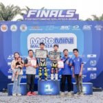 Fiandra Reja dan Firza Angkasa bersama tim Bali Queen Racing Team di podium FIM MotoMini Malaysia 2026