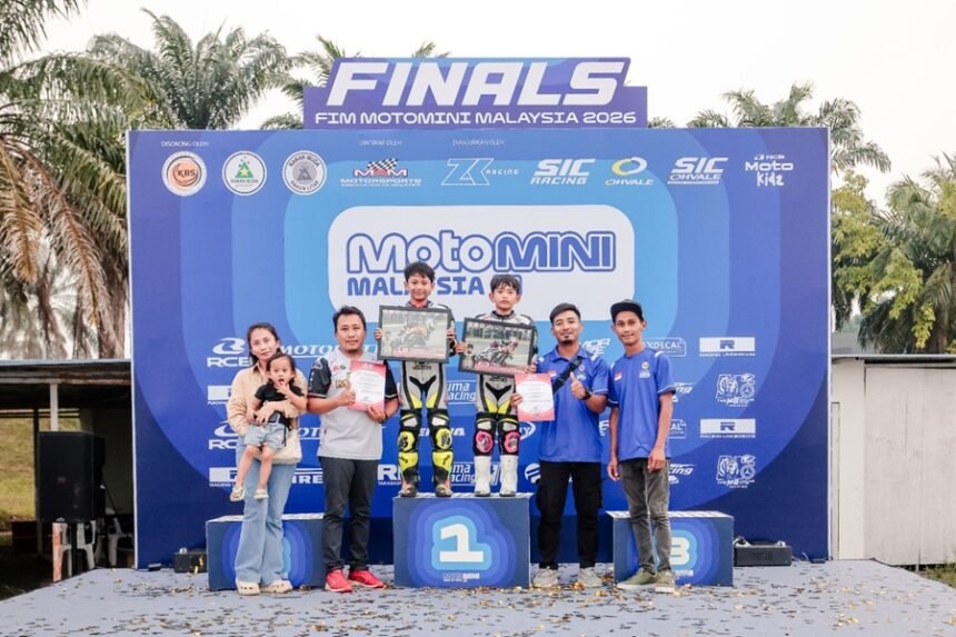 Fiandra Reja dan Firza Angkasa bersama tim Bali Queen Racing Team di podium FIM MotoMini Malaysia 2026